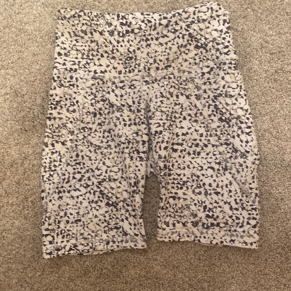 Old navy active biker shorts with pockets! In excellent condition.